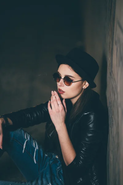 Молода дівчина сидить на підлозі і дим — стокове фото
