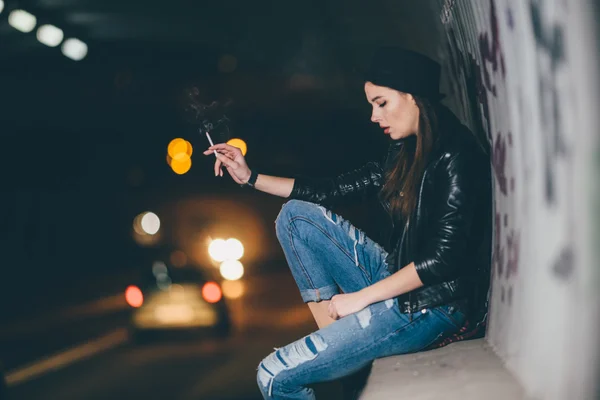 Giovane ragazza seduta sul pavimento e fumare — Foto Stock