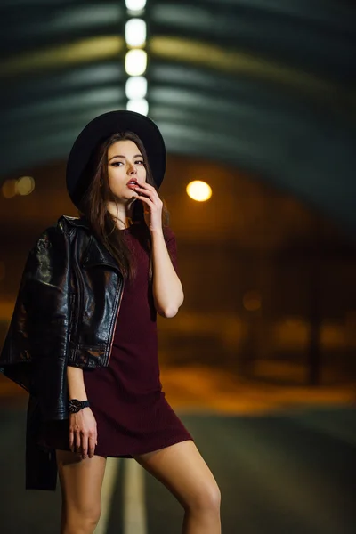 Mulher bonita andando na rua — Fotografia de Stock