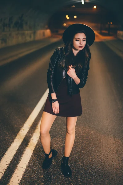 Vacker kvinna gå på gatan — Stockfoto