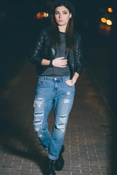 Mooie vrouw lopen op de straat — Stockfoto