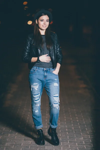 Mulher bonita andando na rua — Fotografia de Stock