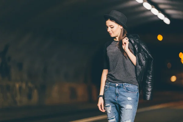 Donna di notte strada agitando per l'auto — Foto Stock