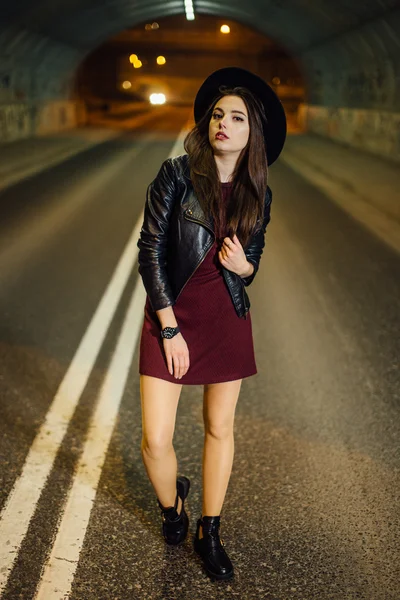 Mooie vrouw lopen op de straat — Stockfoto