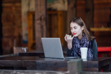 Onu laptop Kafe oturan genç kız