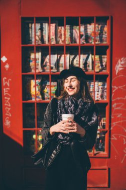 Güzel kız arama kutusunun önünde ayakta