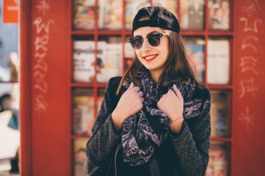 Güzel kız arama kutusunun önünde ayakta