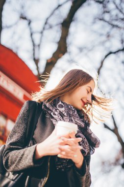 Güzel kız arama kutusunun önünde ayakta