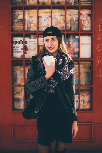 Belle fille debout devant la boîte d'appel — Photo