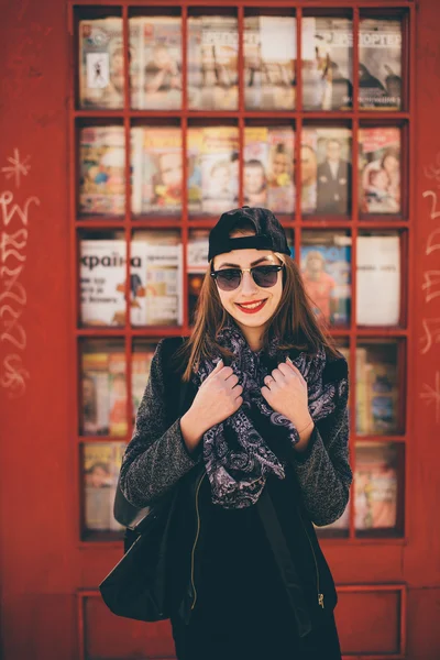 Belle fille debout devant la boîte d'appel — Photo