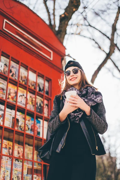 Vacker flicka stående framför samtal box — Stockfoto