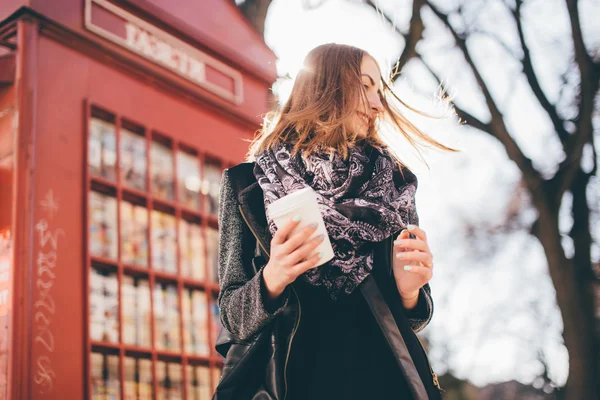 Güzel kız arama kutusunun önünde ayakta