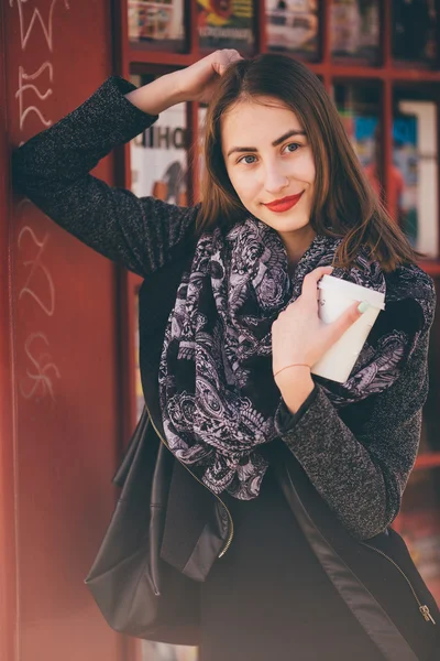 Belle fille debout devant la boîte d'appel — Photo