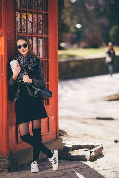 전화 상자 앞에 서 있는 아름 다운 여자 — 스톡 사진