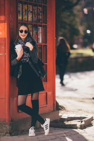 電話ボックスの前に立っている美しい少女 — ストック写真
