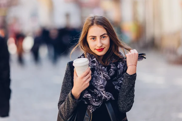 Menina andando na rua com xícara de café quente — Fotografia de Stock