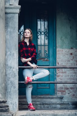 Sarışın güzel kız binanın önünde ayakta