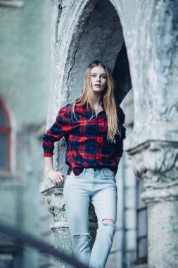 Sarışın güzel kız binanın önünde ayakta