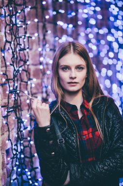 Kız mavi bokeh ile sokakta ayakta