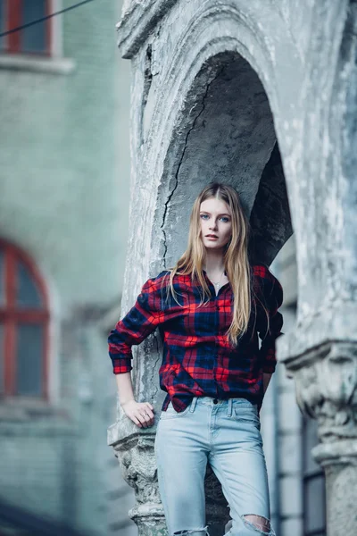 Blond söt flicka stående framför byggnaden — Stockfoto