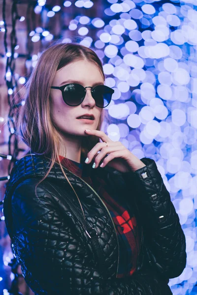 Menina de pé na rua com bokeh azul — Fotografia de Stock