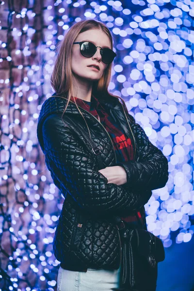 Ragazza in piedi sulla strada con bokeh blu — Foto Stock