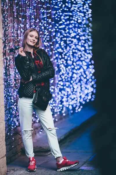 Menina de pé na rua com bokeh azul — Fotografia de Stock