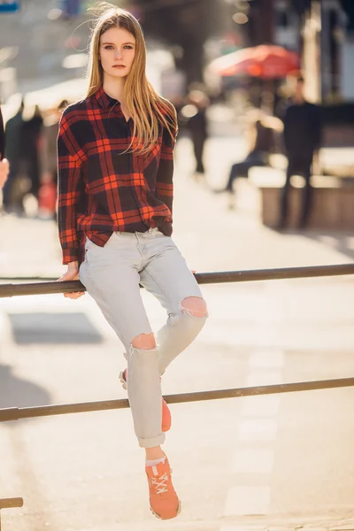 Menina sentada na rua — Fotografia de Stock