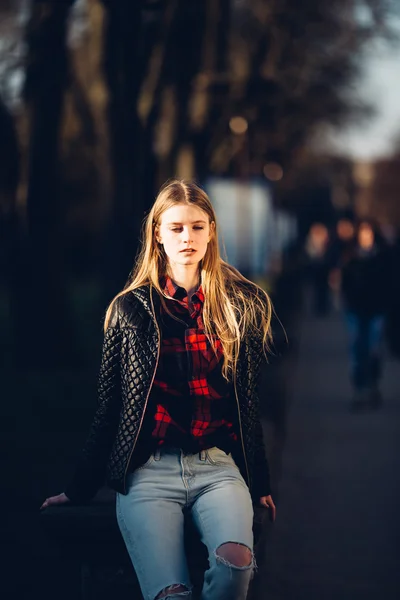 Dziewczyna siedzi na ulicy — Zdjęcie stockowe