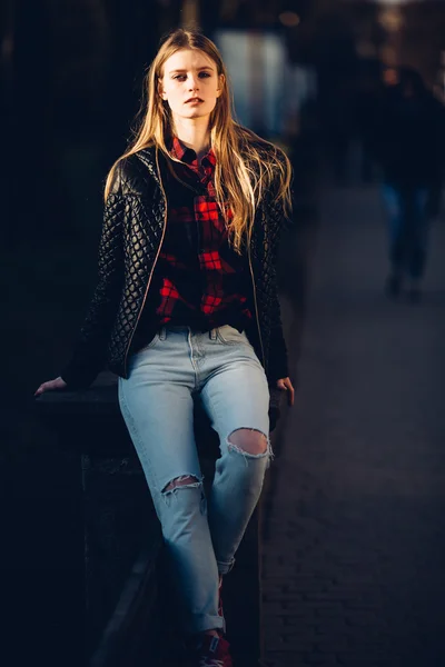 Ragazza seduta sulla strada — Foto Stock