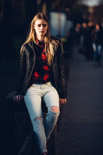 Menina sentada na rua — Fotografia de Stock