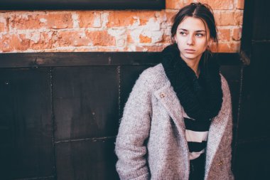 Sokakta yürüyen Modern giyen kadın