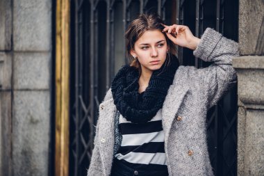 Sokakta yürüyen Modern giyen kadın