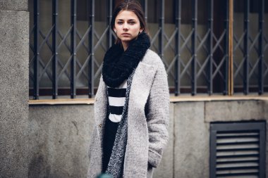 Sokakta yürüyen Modern giyen kadın