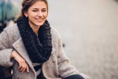 Bankta oturan kadın güzel ve gülümseme