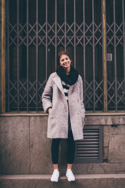 Sokakta yürüyen Modern giyen kadın