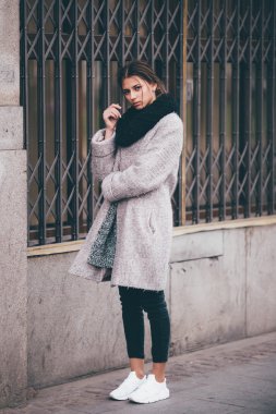 Sokakta yürüyen Modern giyen kadın