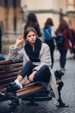 Bankta oturan kadın güzel ve gülümseme