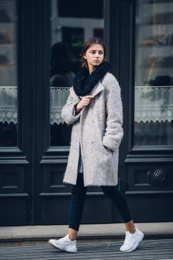 Sokakta yürüyen Modern giyen kadın