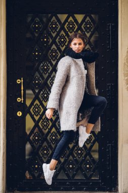 Güzel kadın sokakta atlama