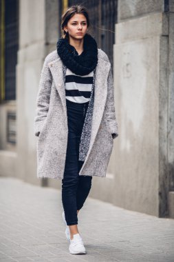 Sokakta yürüyen Modern giyen kadın