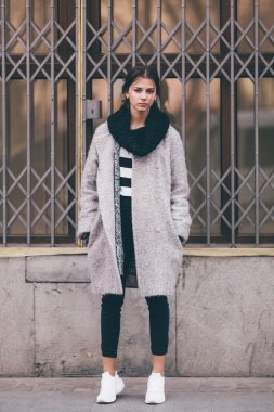 Sokakta yürüyen Modern giyen kadın