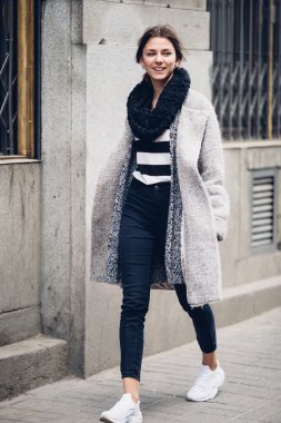 Sokakta yürüyen Modern giyen kadın