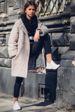 Sokakta yürüyen Modern giyen kadın