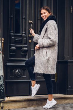 Güzel bir kadın için alışveriş kapı açma