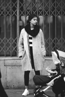 Sokakta yürüyen Modern giyen kadın