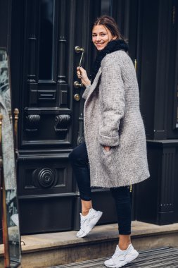 Güzel bir kadın için alışveriş kapı açma