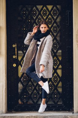 Güzel kadın sokakta atlama