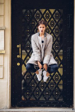 Güzel kadın sokakta atlama