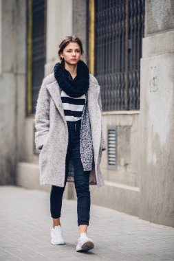 Sokakta yürüyen Modern giyen kadın